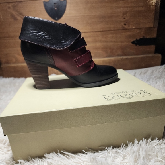 L'Artiste red and black, Italian tooled leather, heeled ankle booties w/buckles - Picture 7 of 11